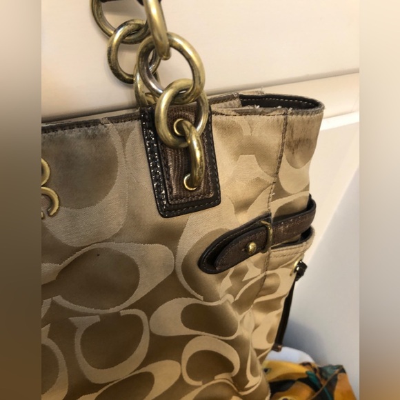 Coach Shoulder Bag Vintage, still beautiful!Gold accents make this Stunning bag! - Picture 3 of 16